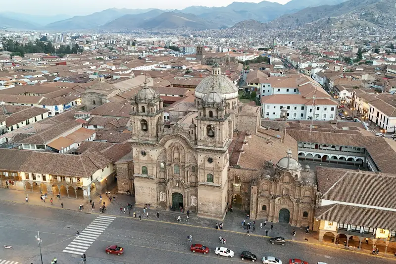 Vista aérea de la Plaza de Armas de Cusco con la catedral y los techos de teja al atardecer
