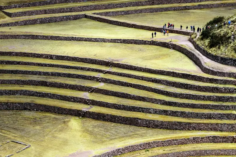 Terrazas agrícolas incas en curvas, en el Valle Sagrado de los Incas